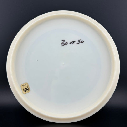 ESP Buzzz First Run *Scan's Stash* - Hooters Girls Of DG - #30/50 2006 Discraft